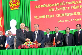Cérémonie de signature d'un mémorandum de coopération entre Cân Tho et la province tchèque de Plzen. Photo: journal de Cân Tho