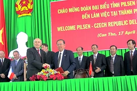 Cérémonie de signature d'un mémorandum de coopération entre Cân Tho et la province tchèque de Plzen. Photo: journal de Cân Tho