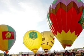 Les équipes préparent pour le Festival international de montgolfières du Vietnam-Binh Thuân 2012 (Source:AVI)