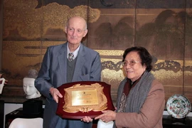 L'ancienne présidente Nguyên Thi Binh remet le prix Phan Châu Trinh 2012 au docteur Philippe Langlet. Photo: Lê Hà/Vietnam+) 