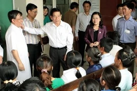Nguyen Minh Triet visite l'hôpital Vietnam-Allemagne 