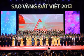 La cérémonie de remise du prix "Etoile d'or du Vietnam 2013". 