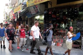 Les touristes étrangers visitent le vieux quartier de Hanoi. Photo: VNA