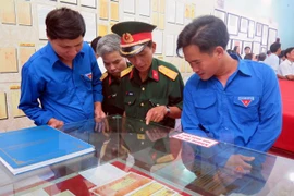 Les visiteurs à l'exposition ''Hoàng Sa et Truong Sa du Vietnam'' à Quang Nam. 