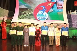 Remise des bourses Vu A Dinh à des élèves et étudiants démunis. Photo : VNA