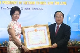 Low Sin Leng, co-présidente du Conseil d'administration de VSIP et le président du Comité populaire de Binh Duong. (Photo:Duong Chi Tuong/Vietnam+)