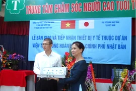 La cérémonie de remise des équipements médicaux au Centre de soins aux personnes âgées Tuyet Tha, en banlieue de Hanoi. (Source : VNA)