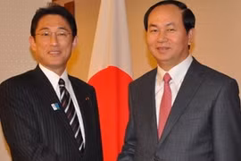 Trân Dai Quang, ministre de la Sécurité publique et le ministre japonais des A.E, Fumio Kishida. (Photo: Minh Sơn/Vietnam+)