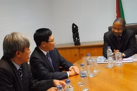Le ministre des AE Pham Binh Minh et le ministre mozambicain des Affaires étrangères et de la Coopération Odemiro Baloi (Photo: Minh Duc/Vietnam+)