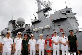Des représentants de Da Nang et des officiers de la frégate de surveillance "Vendémiaire". Photo : VNA