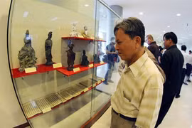 Exposition d'antiquités relatives au bouddhisme dans la ville de Dà Nang (Centre). Photo : VNA