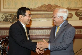 Rencontre entre le président du Comité populaire de Ho Chi Minh-Ville, Le Hoang Quan, (droite) et le maire de Kagoshima, Mori Hiroyuki. (Source : VNA)