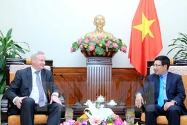 le premier vice-ministre russe des Affaires étrangères (AE), V.Titov, lors d'une rencontre mardi à Hanoi avec le vice-Premier ministre et ministre vietnamien des AE Pham Binh Minh. Source: VNA
