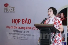 Le Dr. Nguyen Thi Hoe, présidente du Groupe de peinture Kova, directrice du fonds du prix Kova.
