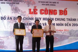 Le comité populaire de Thua Thien-Hue remet des satisfecit à la Sarl d'ingénierie Dohwa et l'Institut de recherche urbaine Han-A. (Source : VNA)