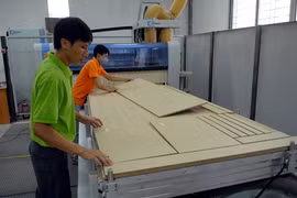 Transformation des bois en objets de décoration intérieure. Photo : VNA