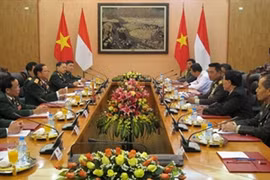 Entretien entre le général Do Ba Ty, chef d'état-major général de l'Armée populaire du Vietnam et le général Moeldoko, commandant général de l'Armée nationale d'Indonésie. (Source: Journal de l'Armée populaire)