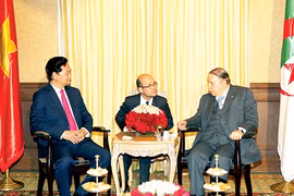 Le Premier ministre Nguyen Tan Dung le président algérien Abdelaziz Bouteflika. Source: SGGP