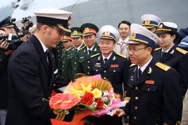 Les responsables de la Marine du Vietnam accueillent le capitaine du destroyer Daring. (Photo: Tran Le Lam/VNA)