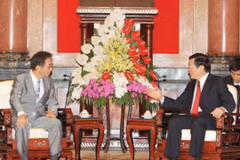 Le président Truong Tan Sang et le président par intérim du Parti démocrate japonais, M. Yoshito Sengoku (Source: VNA) 