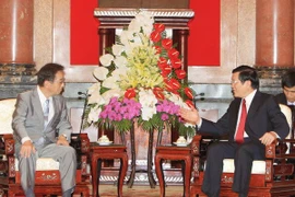Le président Truong Tan Sang et le président par intérim du Parti démocrate japonais, M. Yoshito Sengoku (Source: VNA) 