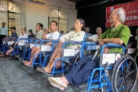 La remise des fauteils volants aux personnes handicapés de la province de Khanh Hoa. Photo : VNA 