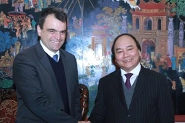 Le vice-PM Nguyen Xuan Phuc et Jean-Luc Brial, directeur opérationnel Asie & métier du bâtiment et de l'hydraulique du groupe français Vinci. Photo : VGP