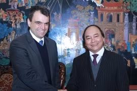 Le vice-PM Nguyen Xuan Phuc et Jean-Luc Brial, directeur opérationnel Asie & métier du bâtiment et de l'hydraulique du groupe français Vinci. Photo : VGP