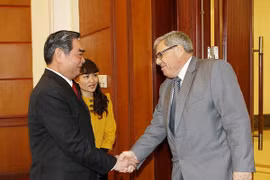 Le membre du Bureau politique et permanent du Secrétariat du Comité central du PCV, Le Hong Anh et Jean Charles Negre, coordinateur de l'exécutif national du Parti communiste français. (Source: VNA)