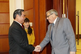 Le membre du Bureau politique et permanent du Secrétariat du Comité central du PCV, Le Hong Anh et Jean Charles Negre, coordinateur de l'exécutif national du Parti communiste français. (Source: VNA)