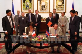 Cérémonie de signature d’un accord sur l’assistance au Cambodge pour mettre en oeuvre des programmes du développement socio-économique dans ce pays.
