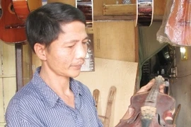 Truong Huu Hoà est toujours fier des instruments de musique fabriqués par l'atelier de sa famille. Photo : Net/CVN