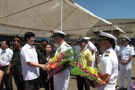 Le responsable de la province de Nghe An reçoit les membres du navire-hôpital USNS Mercy au port de Cua Lo. (Photo: Nguyen Van Nhat/AVI)