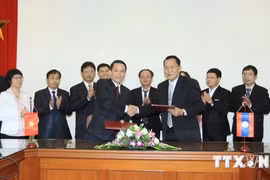 Le directeur général de la VNA, Nguyen Duc Loi, et son homologue de la KPL, Sounthone Khanthavong. Photo/VNA