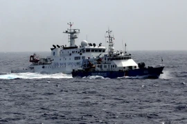 Un navire chinois suit après un bateau de pêche vietnamien. (Photo: Quang Vu/VNA)