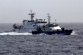Un navire chinois suit après un bateau de pêche vietnamien. (Photo: Quang Vu/VNA)