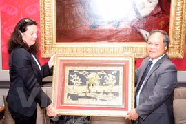 Phan Trung Ly, chef de la de la Commission de la Loi de l’AN vietnamienne, remet un cadeau souvenir à Mme Christine Defraigne, présidente du Sénat belge. Photo: VNA