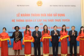Le vice-Premier ministre et ministre vietnamien des Affaires étrangères, Pham Binh Minh et le vice-ministre des Affaires étrangères de l'Ouzbékistan. Photo : baodientu.chinhphu.vn