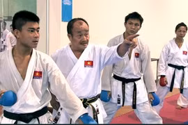L’entraîneur de l’équipe nationale de karaté Lê Công (2e à gauche) sera remplacé par un Iranien. Photo : Quôc Khanh/VNA/CVN