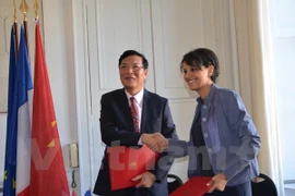 Le ministre vietnamien de l’Education et de la Formation Pham Vu Luan et Mme Najat Vallaud Belkacem, ministre de l’Education nationale, de l’Enseignement supérieur et de la Recherche. Photo/VNA