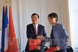 Le ministre vietnamien de l’Education et de la Formation Pham Vu Luan et Mme Najat Vallaud Belkacem, ministre de l’Education nationale, de l’Enseignement supérieur et de la Recherche. Photo/VNA