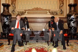 Rencontre entre le président du Comité populaire municipal, Le Hoang Quan (droite) et le président du Comité commercial international du Parlement européen Bernd Lange. (Source : VNA)