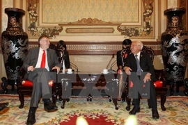 Rencontre entre le président du Comité populaire municipal, Le Hoang Quan (droite) et le président du Comité commercial international du Parlement européen Bernd Lange. (Source : VNA)