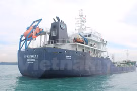 Le navire VP ASPHALT 2 au port de Singapour. (Photo: VNA)