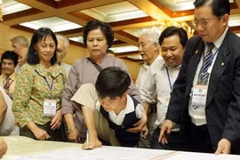 Signature de l'appel au soutien des victimes de l'agent orange. (Photo: Dương Ngọc/AVI)