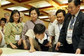 Signature de l'appel au soutien des victimes de l'agent orange. (Photo: Dương Ngọc/AVI)