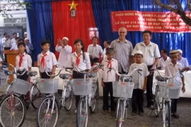L'ambassadeur des EAU au Vietnam a remis 215 vélos à des élèves démunis dans la province de Tây Ninh (Photo: baotayninh.vn)