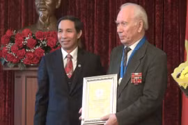 M. Tuong Phi Chien (gauche), sécrétaire adjoint du comité municipal du Parti communiste du Vietnam, a remis le titre «Citoyen d'honneur de Hanoi » à Evgheni Glazunov, ancien président de l'Association d'amitié Russie-Vietnam. (Source : VNA)