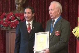 M. Tuong Phi Chien (gauche), sécrétaire adjoint du comité municipal du Parti communiste du Vietnam, a remis le titre «Citoyen d'honneur de Hanoi » à Evgheni Glazunov, ancien président de l'Association d'amitié Russie-Vietnam. (Source : VNA)