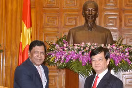 Le Premier ministre Nguyên Tân Dung (droite) et l’ambassadeur sri lankais, Kalahe Gamage Ivan Amarasinghe. (Source : VNA)
